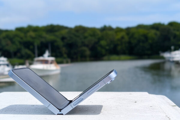 Samsung Galaxy Z Flip 6 in blue