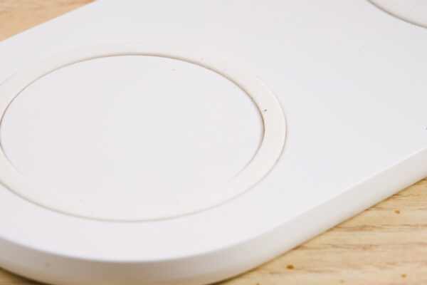 Dust and lint sticking to the silicone ring on the surface of this wireless charger.