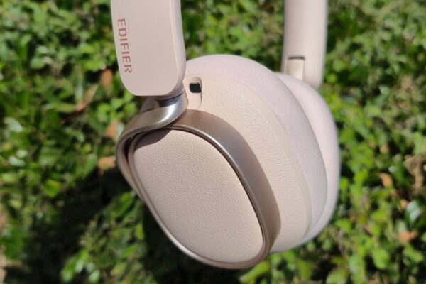 A side view of the Edifier ES850NB headphones, showing the headband cut out on the outside of the ear cup.