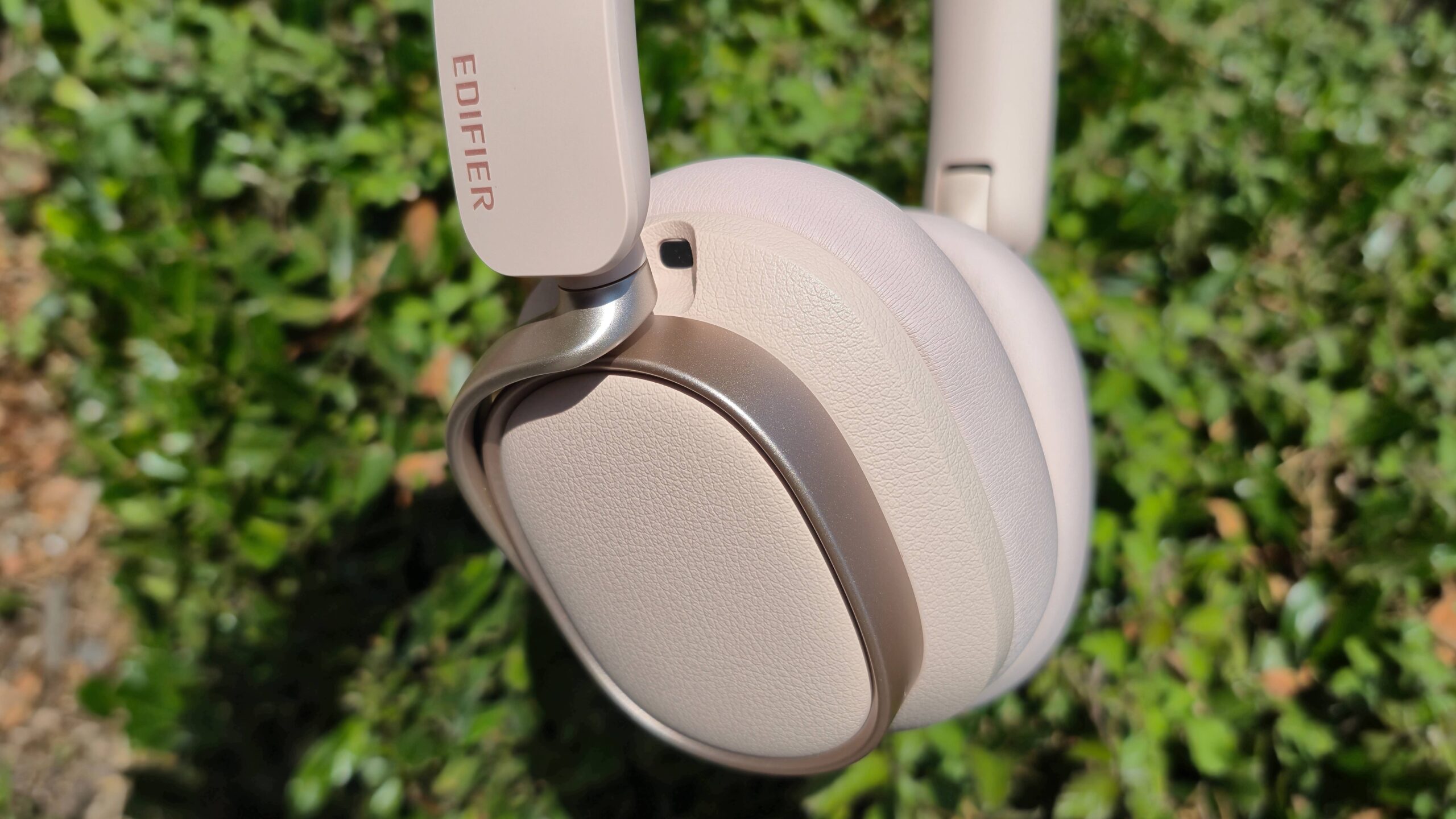A side view of the Edifier ES850NB headphones, showing the headband cut out on the outside of the ear cup.