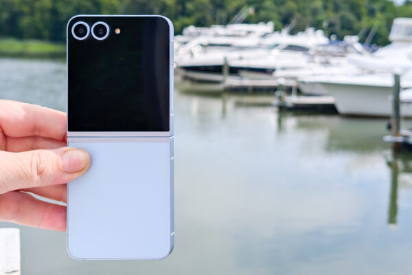 Samsung Galaxy Z Flip 6 in blue