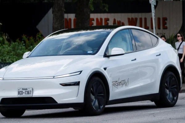 Tesla Parts Ways with Musk’s “Fixer” Amid Sales Slump and Strategic Pivot