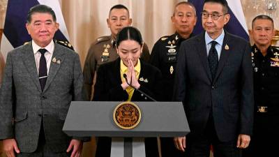Thai PM apologises as crisis threatens to topple government
