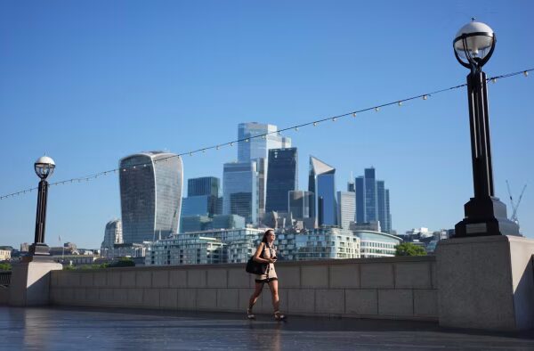 UK Economy Contracts 0.1% in May, Defying Expectations